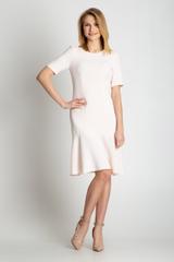 Pudrowa sukienka z szeroką falbaną na dole