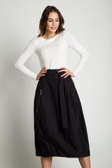 Obszerna spódnica z naszytą kieszenią i wiązaniem w pasie