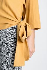 Musztardowa bluzka z długim rękawem i szarfą