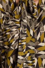 Bluzka we wzory z długim rękawem wiązana przy szyi