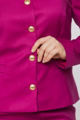 Amarantowy dopasowany żakiet ze złotymi guzikami