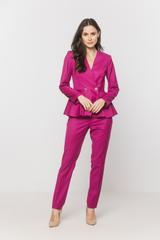 Amarantowy kobiecy żakiet podkreślający talię