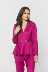 Amarantowy kobiecy żakiet podkreślający talię