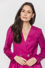 Amarantowy kobiecy żakiet podkreślający talię