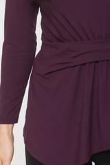 Asymetryczna śliwkowa bluzka z marszczeniem