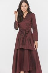 Asymetryczna wizytowa sukienka z opalizującej bordowej tafty