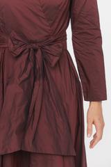 Asymetryczna wizytowa sukienka z opalizującej bordowej tafty