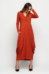 Dzianinowa sukienka z suwakiem i długim rękawem