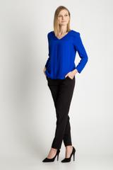 Szafirowa bluzka z dekoltem w literkę V