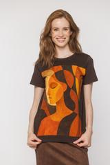 Bawełniany brązowy t-shirt z pomarańczową aplikacją