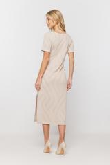 Beżowa ażurowa sukienka z krótkim rękawem