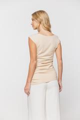 Beżowa bluzka z asymetrycznym drapowaniem