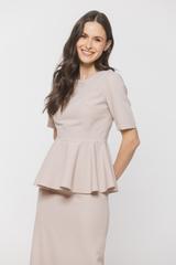 Beżowa bluzka z baskinką podkreślającą talię