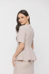 Beżowa bluzka z baskinką podkreślającą talię