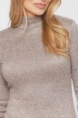 Beżowa ciepła sukienka midi z golfem