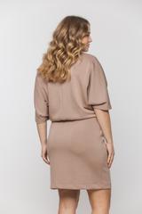 Beżowa dzianinowa sukienka z nietoperzowym rękawem