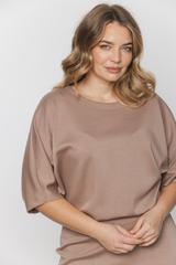 Beżowa dzianinowa sukienka z nietoperzowym rękawem