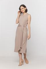 Beżowa dzianinowa sukienka z wiązaniem i rozporkami