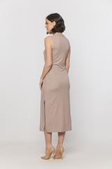 Beżowa dzianinowa sukienka z wiązaniem i rozporkami