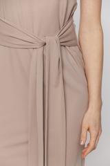 Beżowa dzianinowa sukienka z wiązaniem i rozporkami