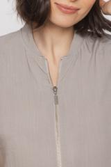 Beżowa kamizelka o kroju bomberki