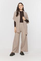 Beżowa luźna narzutka z dzianiny sweterkowej