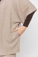 Beżowa luźna narzutka z dzianiny sweterkowej