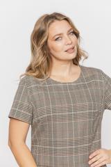 Beżowa sukienka w kratkę o prostym fasonie