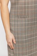 Beżowa sukienka w kratkę o prostym fasonie