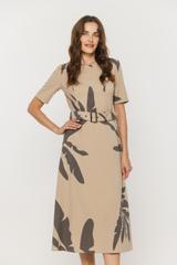 Beżowa sukienka z grafitowym wzorem i paskiem w talii