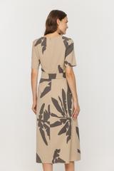 Beżowa sukienka z grafitowym wzorem i paskiem w talii