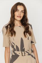 Beżowa sukienka z grafitowym wzorem i paskiem w talii