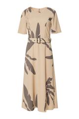 Beżowa sukienka z grafitowym wzorem i paskiem w talii