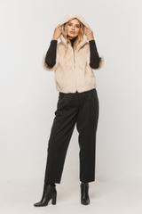 Beżowe miękkie futerko do pasa z rękawem 3/4