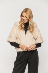 Beżowe miękkie futerko do pasa z rękawem 3/4