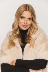 Beżowe miękkie futerko do pasa z rękawem 3/4