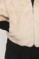 Beżowe miękkie futerko do pasa z rękawem 3/4