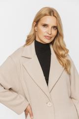 Beżowy płaszcz zapinany na dwa guziki