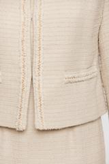 Beżowy żakiet  w stylu chanel z ozdobną taśmą