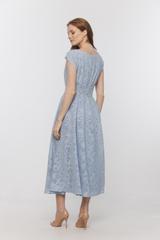 Błękitna sukienka midi ze strukturalnej tkaniny
