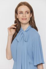 Błękitna zwiewna sukienka za kolano z żorżety