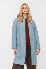 Błękitny jesienny płaszcz z wełny zapinany na napy
