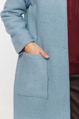 Błękitny jesienny płaszcz z wełny zapinany na napy