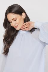 Zwiewna błękitna bluzka z bufiastymi rękawami