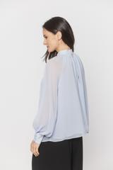 Zwiewna błękitna bluzka z bufiastymi rękawami