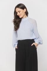 Zwiewna błękitna bluzka z bufiastymi rękawami
