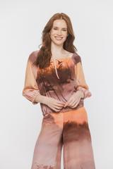 Bluzka w letnich kolorach z regulowanym dekoltem