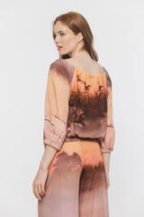 Bluzka w letnich kolorach z regulowanym dekoltem