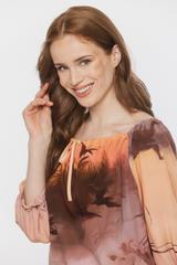 Bluzka w letnich kolorach z regulowanym dekoltem