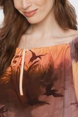 Bluzka w letnich kolorach z regulowanym dekoltem